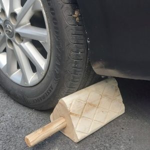 Cục chặn bánh xe bằng gỗ - kích thước dài 25cm x rộng 15cm x cao 15cm
